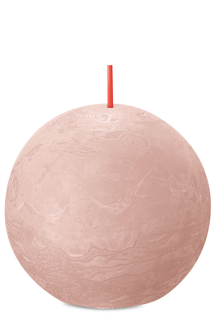 Eine Rustik Kugelkerze von Bolsius in der Farbe Nebliges Rosa mit einem Durchmesser von 7,6cm.