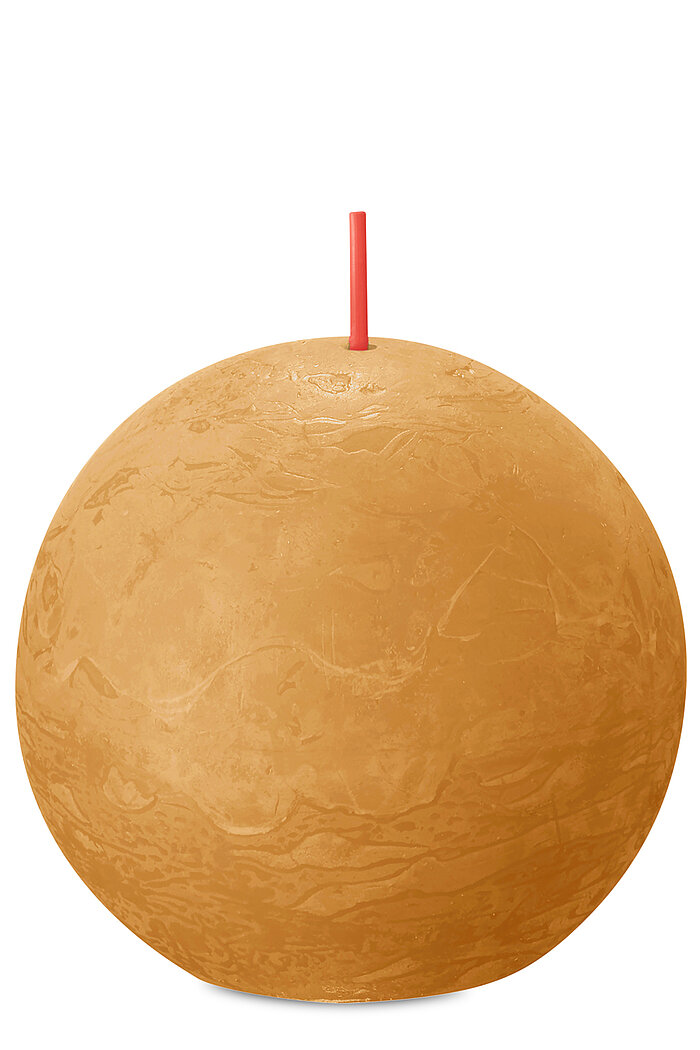 Eine Rustik Kugelkerze von Bolsius in der Farbe Honigwaben Gelb mit einem Durchmesser von 7,6cm.