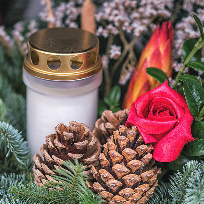 Eine Bildcollage aus zwölf Symbolen begleitet von Sicherheitshinweisen. Die Symbole beinhalten Hinweise zur sicheren Verwendung von Kerzen und Laternen, wie z.B.:<br />
<br />
- Verwendung von 100% pflanzlichem Wachs für Grabkerzen.<br />
- Nutzung von ausreichend großen L