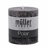 Eine Polar Stumpenkerze von Müller Kerzenfabrik in der Größe 7,5x6,8cm in der Farbe Asphalt.