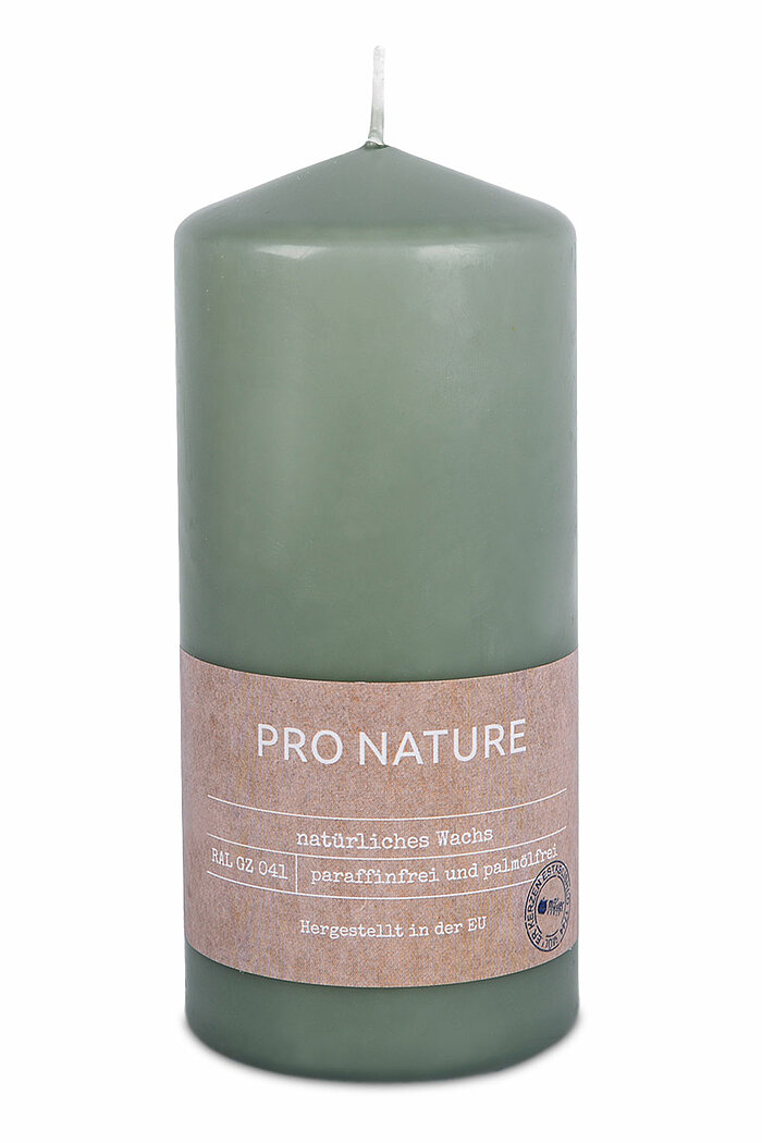 Eine Pro Nature Stearin-Stumpenkerze von Müller Kerzenfabrik in der Größe 15x6,8cm mit Minzgeruch.